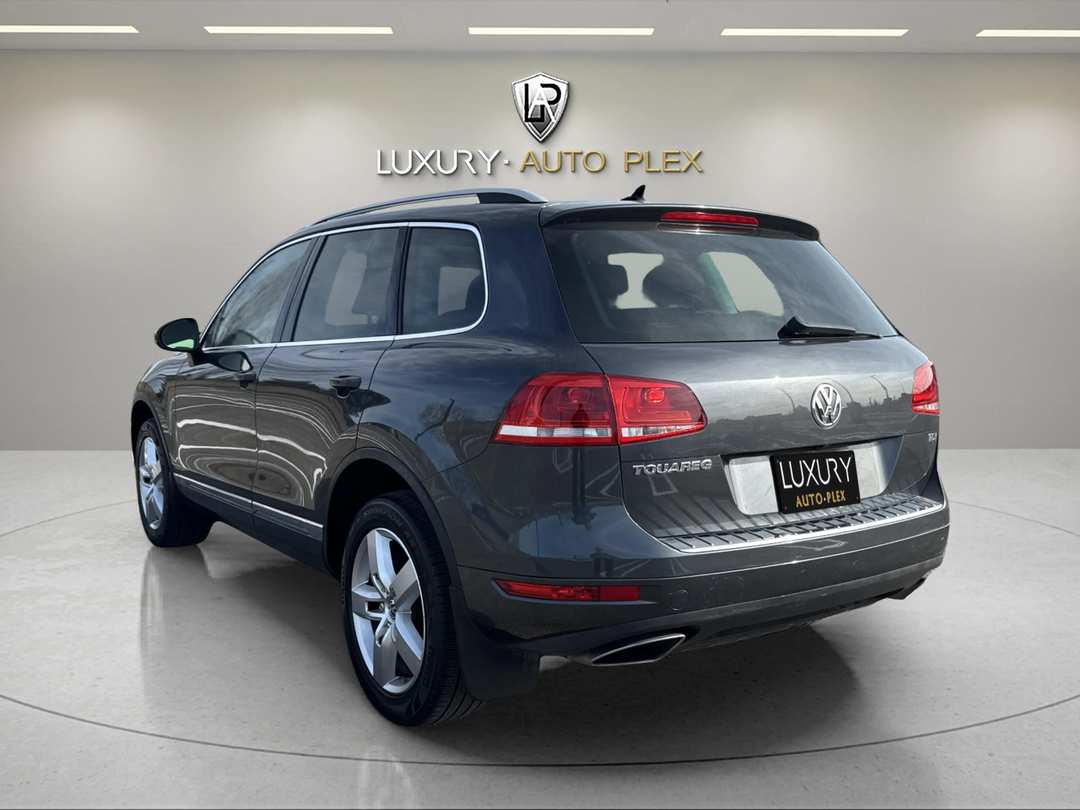 2012 Volkswagen Touareg TDI LUX - Image 3