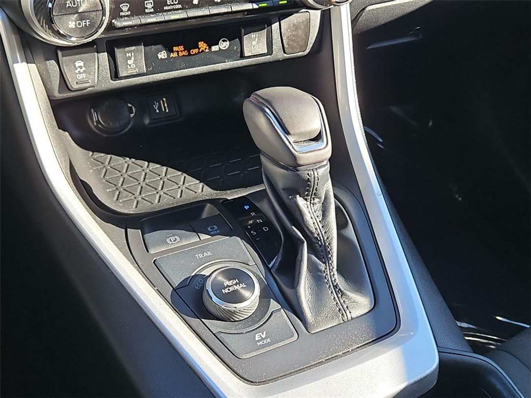 2023 Toyota Rav4 SE - Image 19