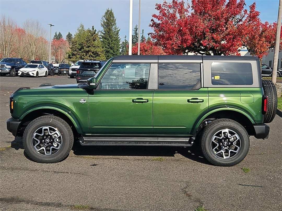 2025 Ford Bronco Outer Banks - Image 2