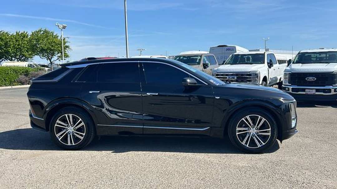 2025 Cadillac Lyriq Luxury - Image 2