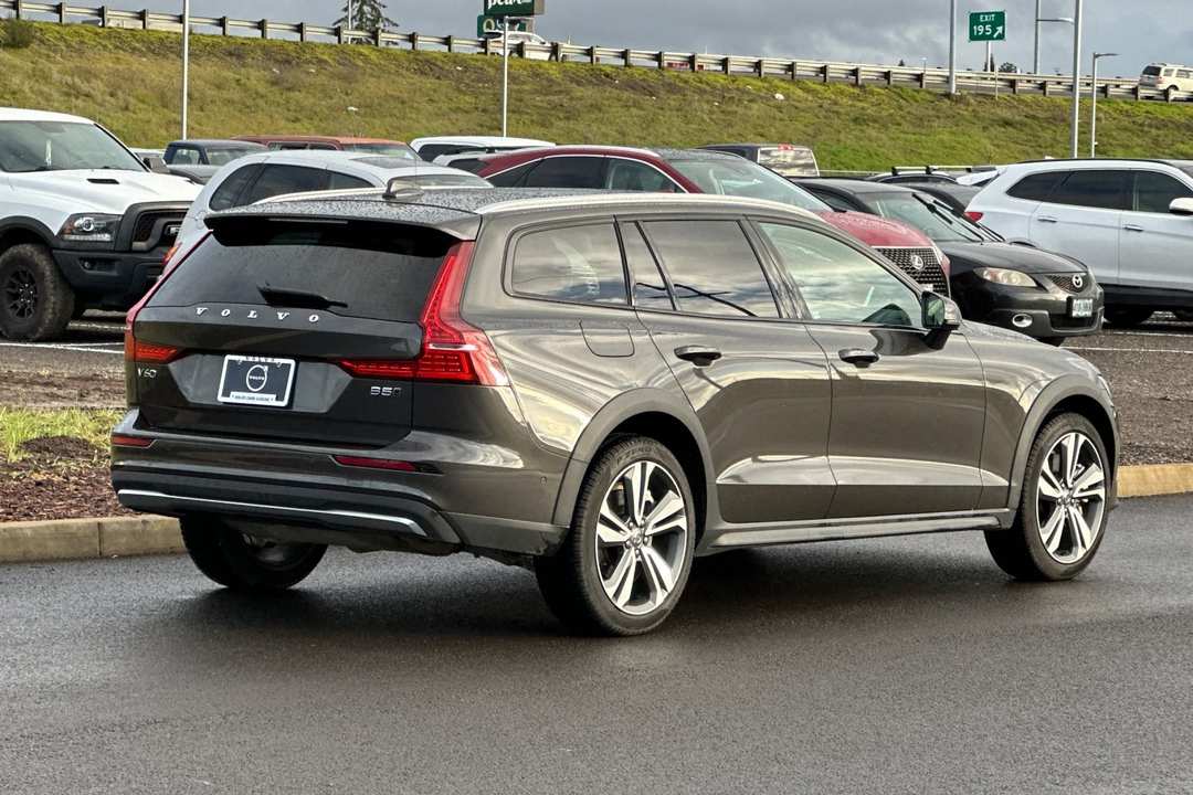 2025 Volvo V60 Cross Country B5 Plus - Image 3