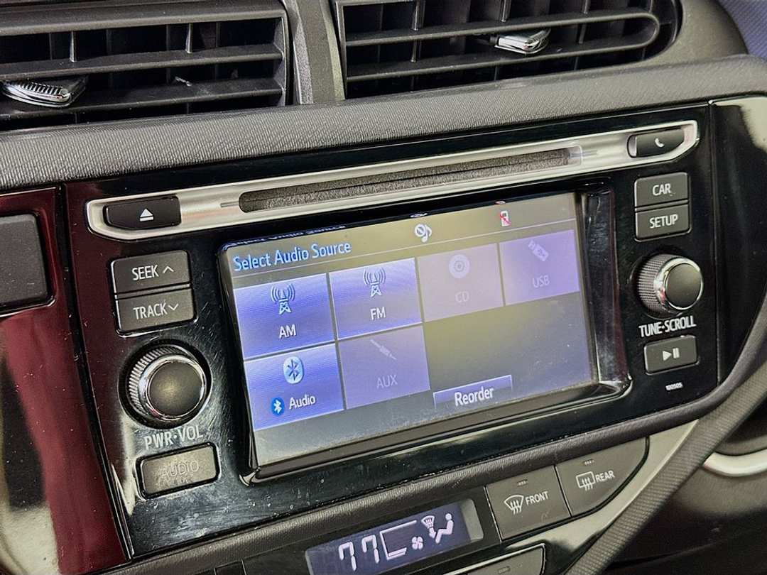 2015 Toyota Prius C - Image 15