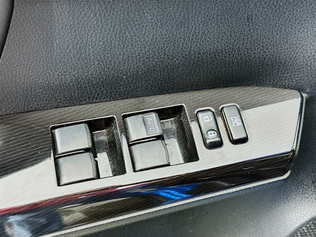 2016 Toyota Rav4 SE - Image 18