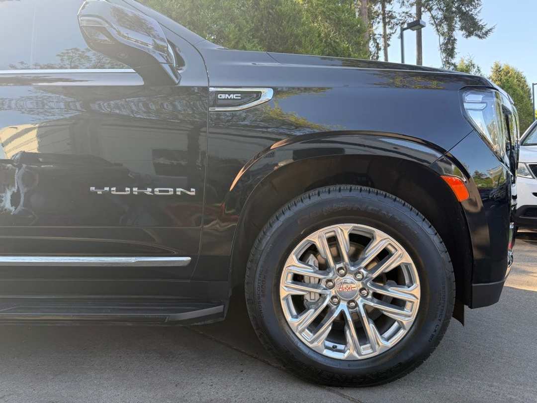2023 GMC Yukon SLT - Image 3