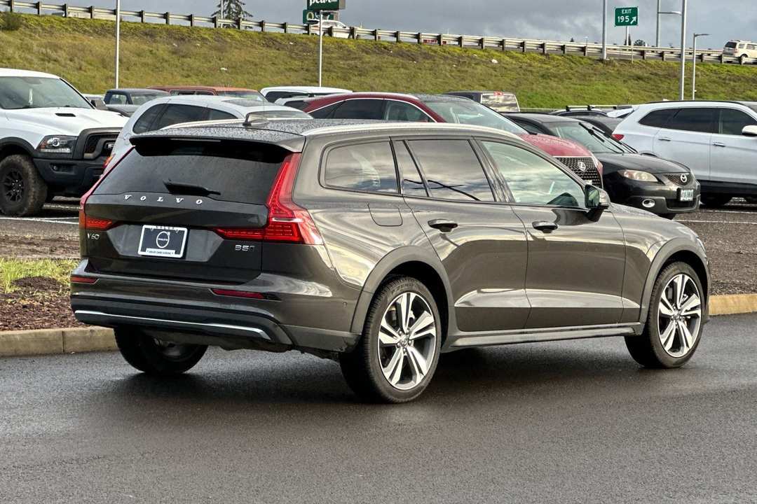 2025 Volvo V60 Cross Country B5 Plus - Image 3