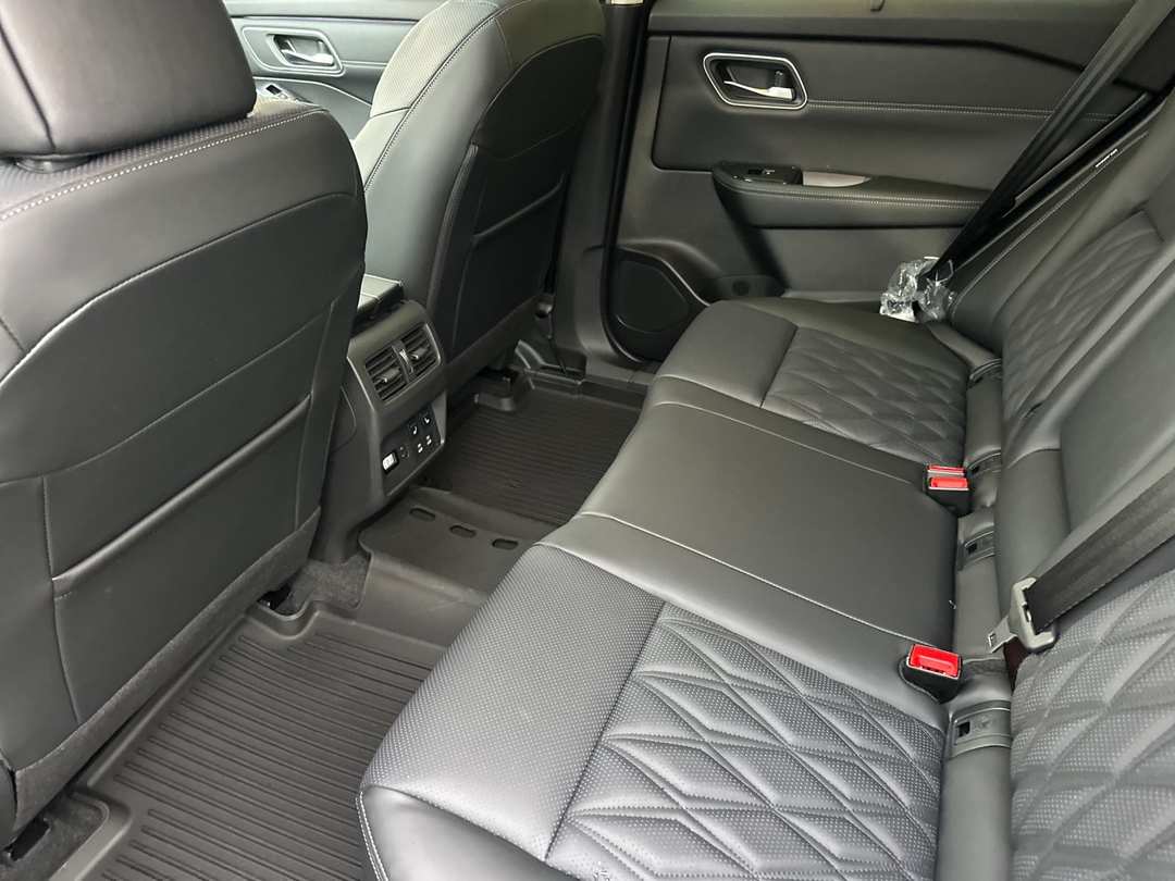 2026 Nissan Rogue Platinum - Image 11
