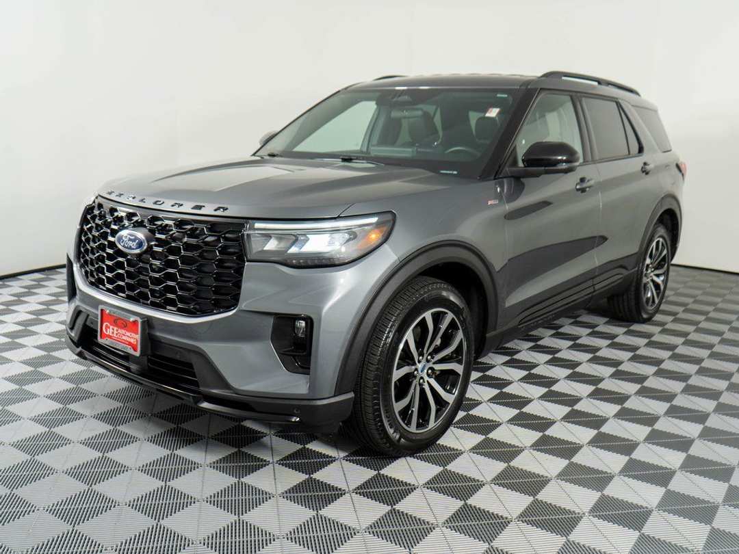 2025 Ford Explorer STLine - Image 3