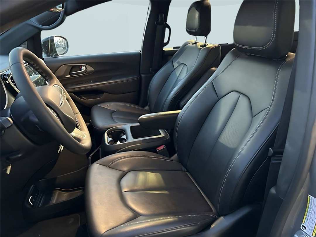 2025 Chrysler Pacifica Select - Image 9