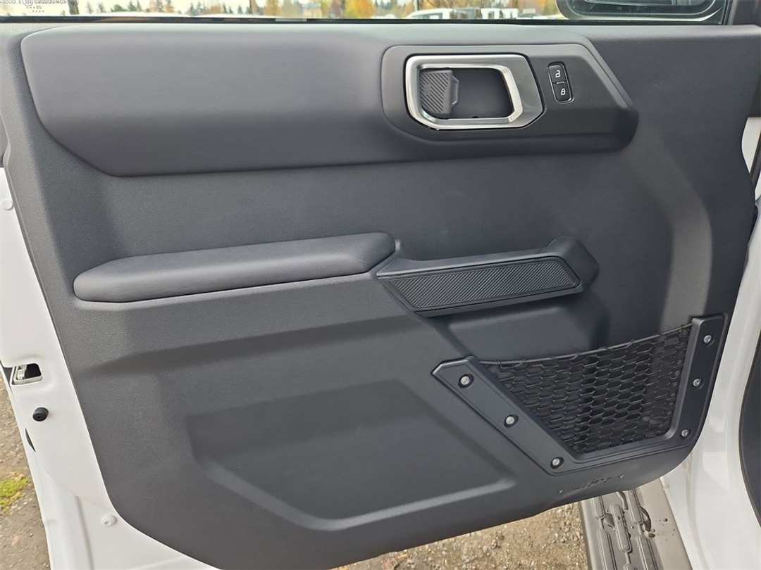 2025 Ford Bronco Outer Banks - Image 9