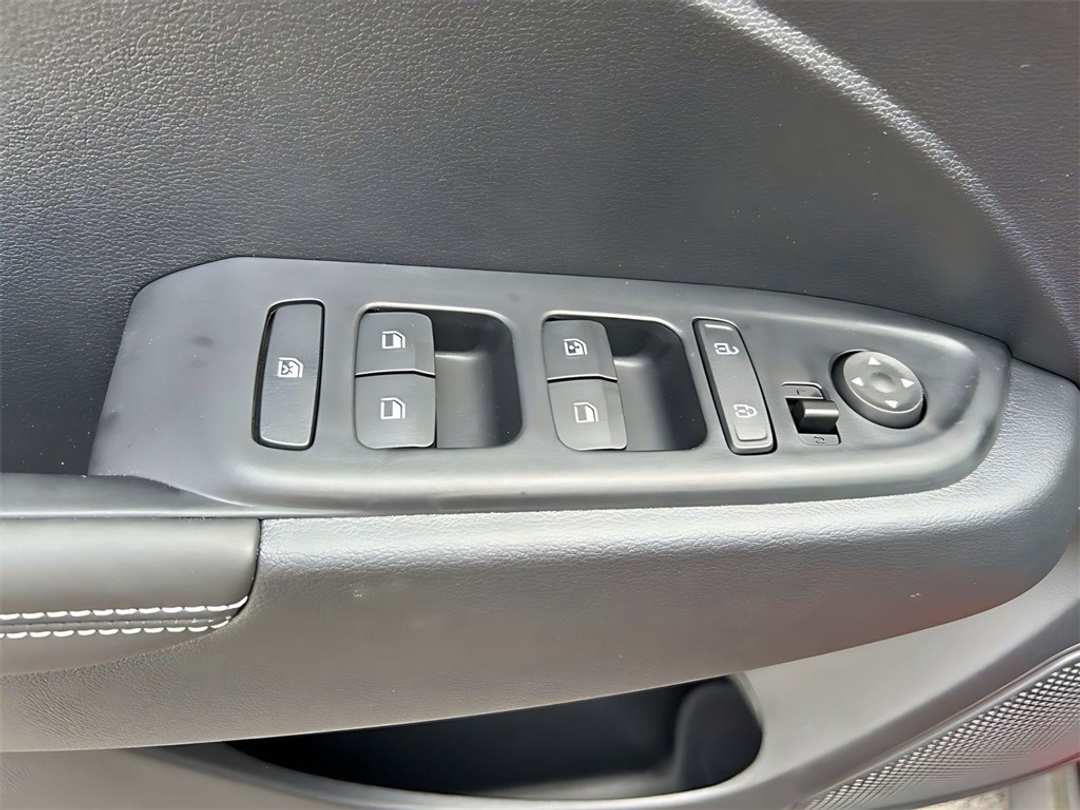 2025 Hyundai Venue Limited - Image 11