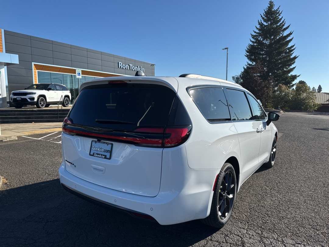 2026 Chrysler Pacifica Select - Image 7