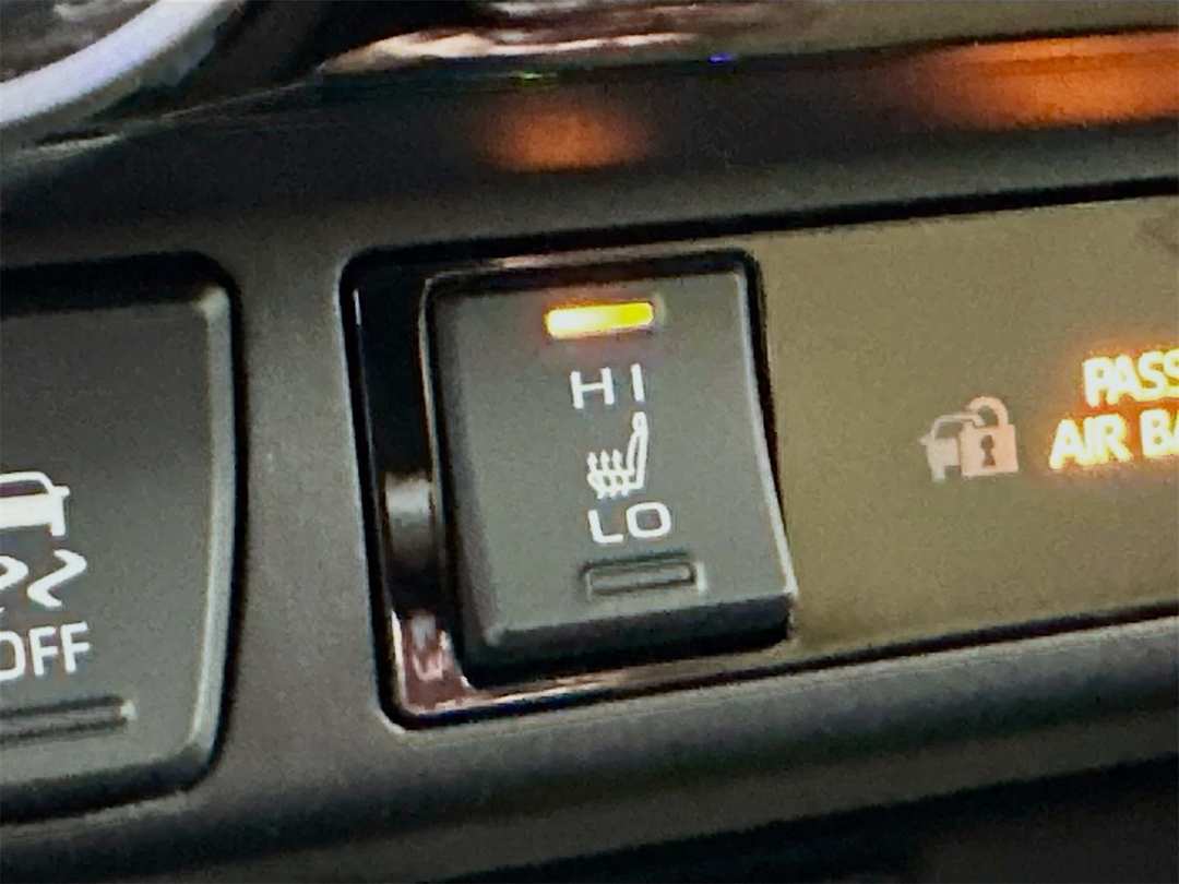 2025 Toyota Rav4 XLE Premium - Image 21