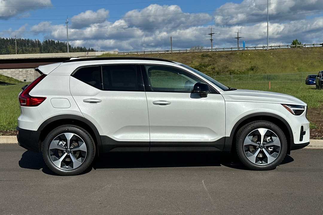 2026 Volvo Xc40 B5 Plus - Image 2