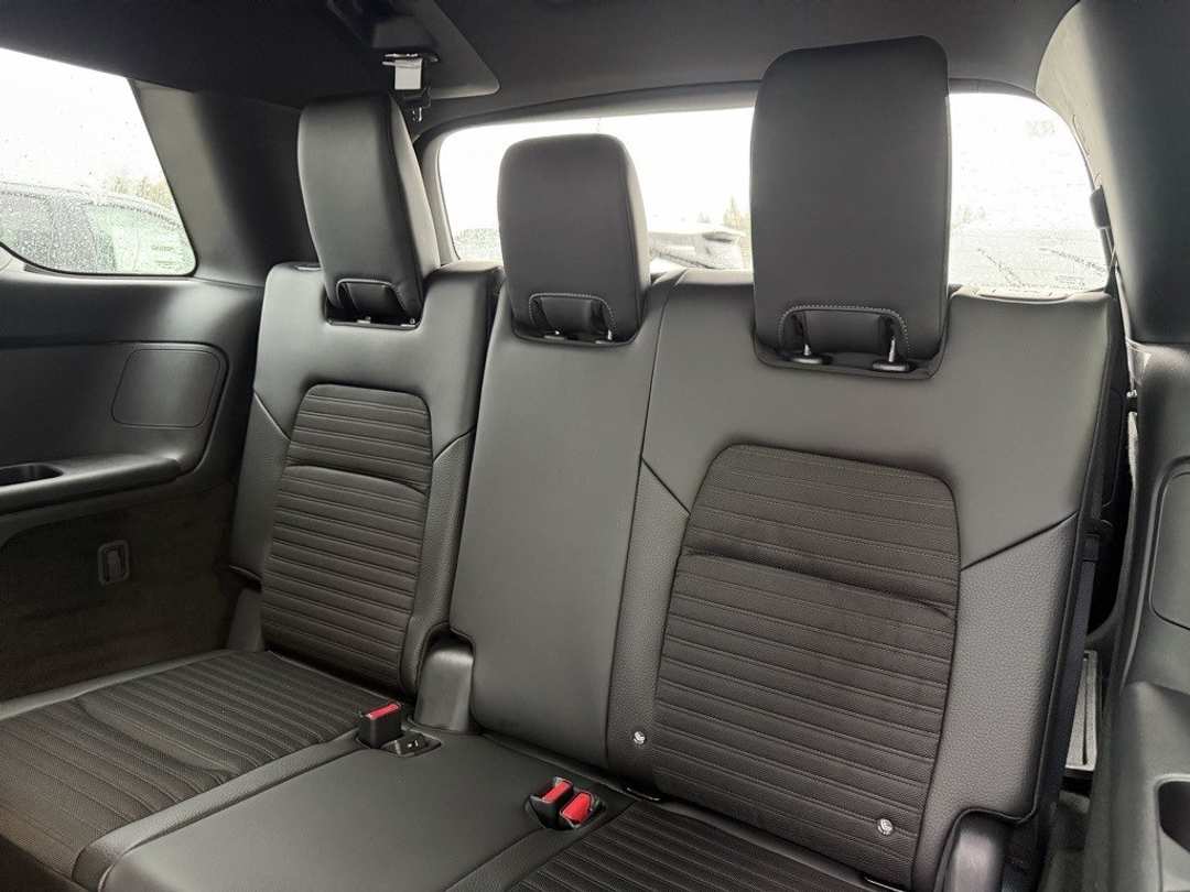 2025 Nissan Pathfinder Rock Creek - Image 32