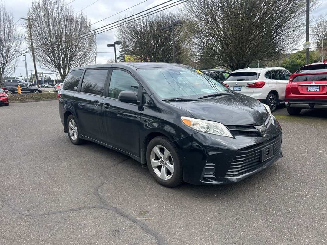 2019 Toyota Sienna L - Image 2