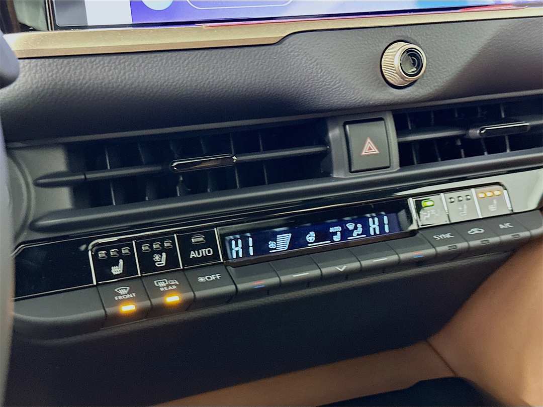 2026 Toyota Crown Signia Limited - Image 16