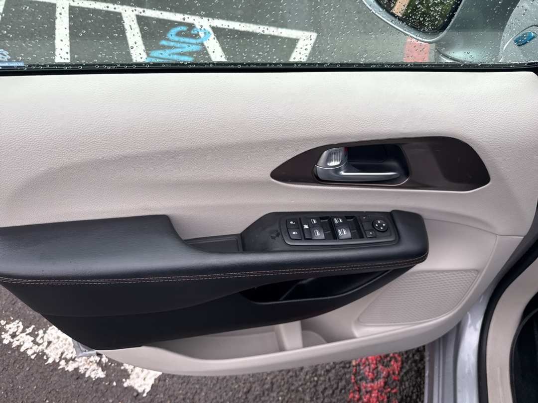 2018 Chrysler Pacifica Touring L - Image 11