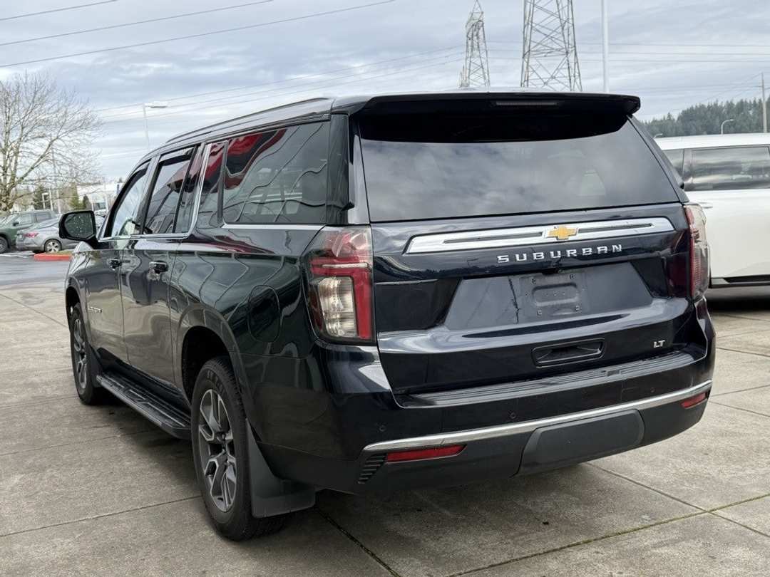 2022 Chevrolet Suburban LT - Image 5
