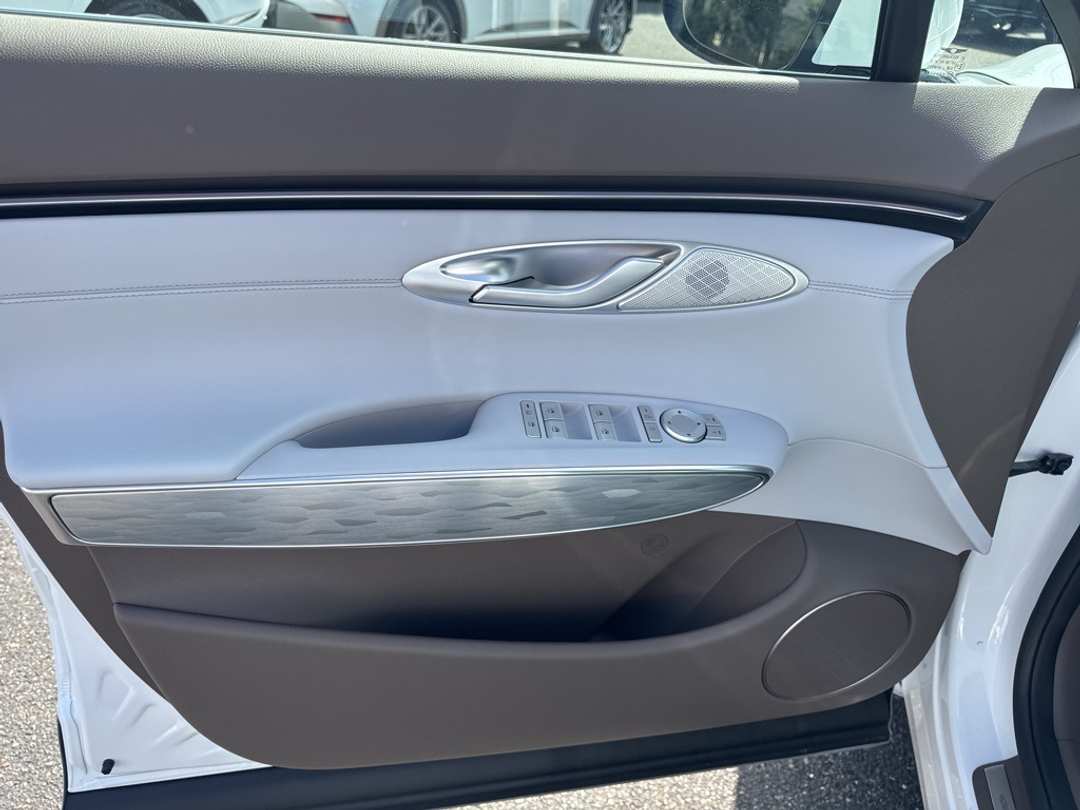 2026 Genesis Electrified Gv70 - Image 15