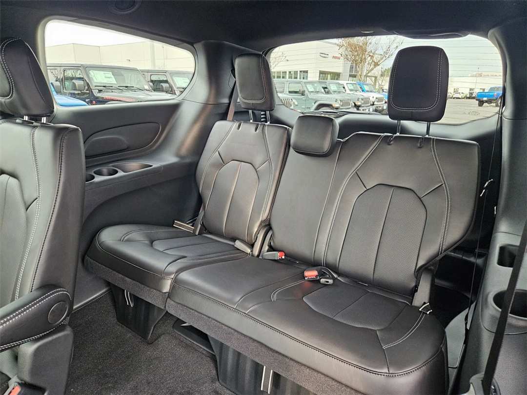 2026 Chrysler Pacifica Select - Image 31