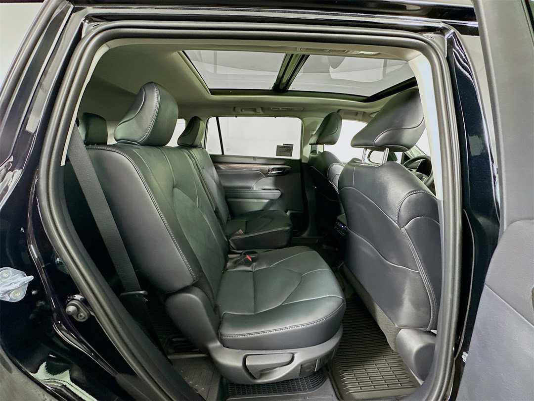2026 Toyota Highlander Platinum - Image 30