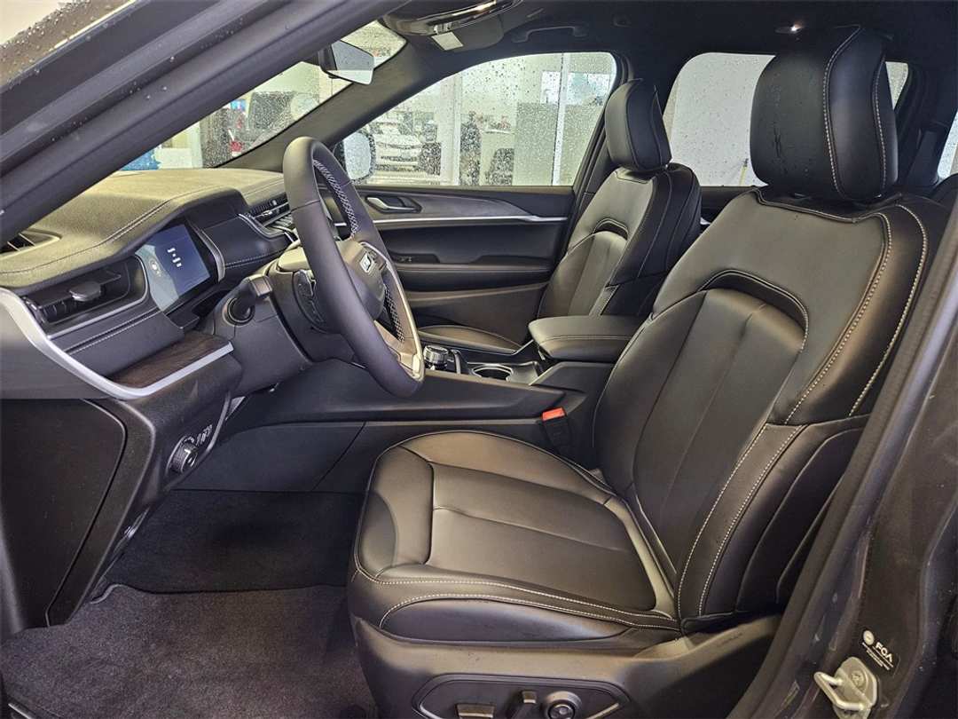 2025 Jeep Grand Cherokee Limited - Image 14