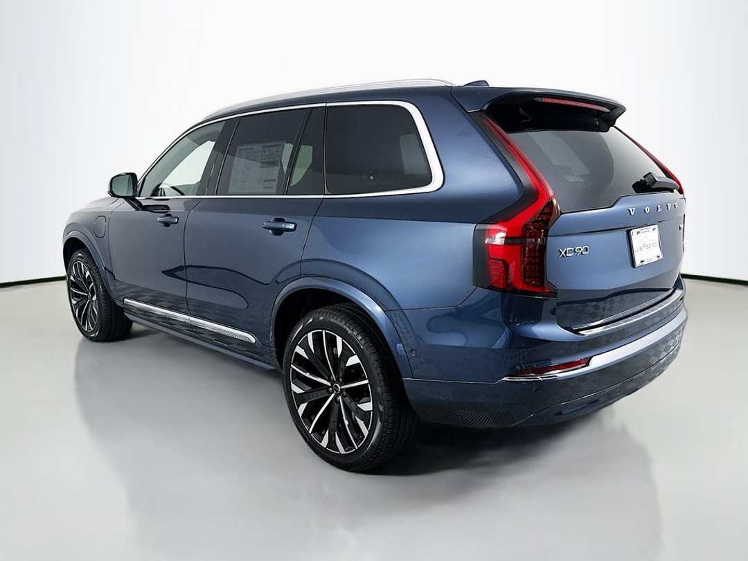 2026 Volvo Xc90 T8 Plus - Image 3
