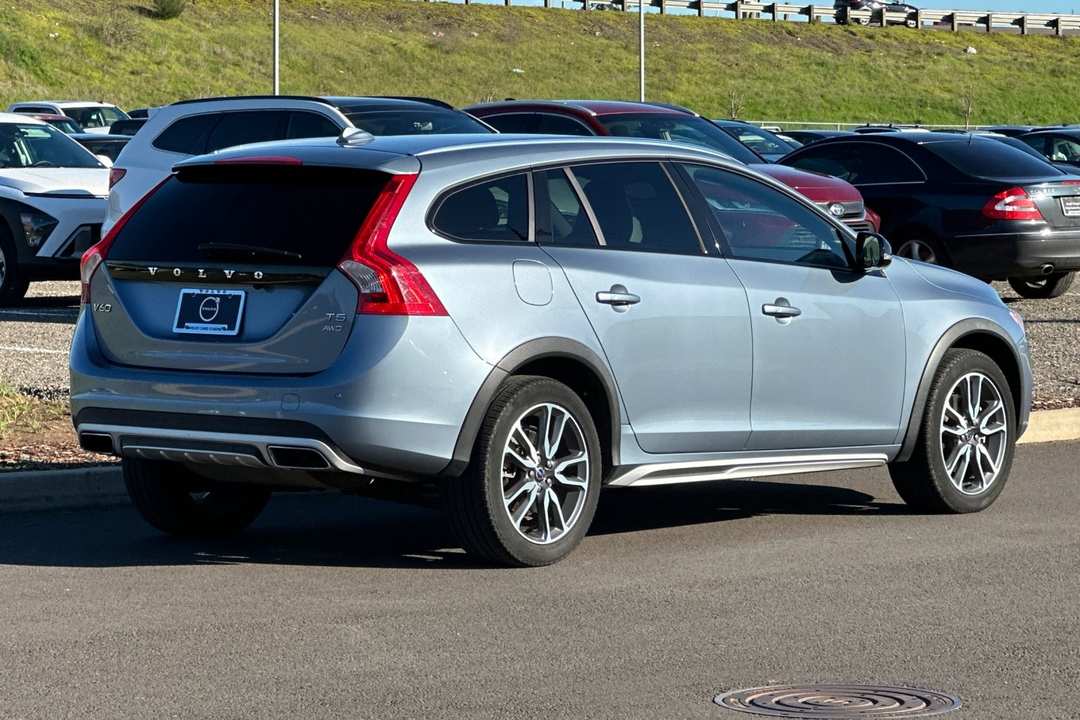 2017 Volvo V60 Cross Country T5 - Image 3