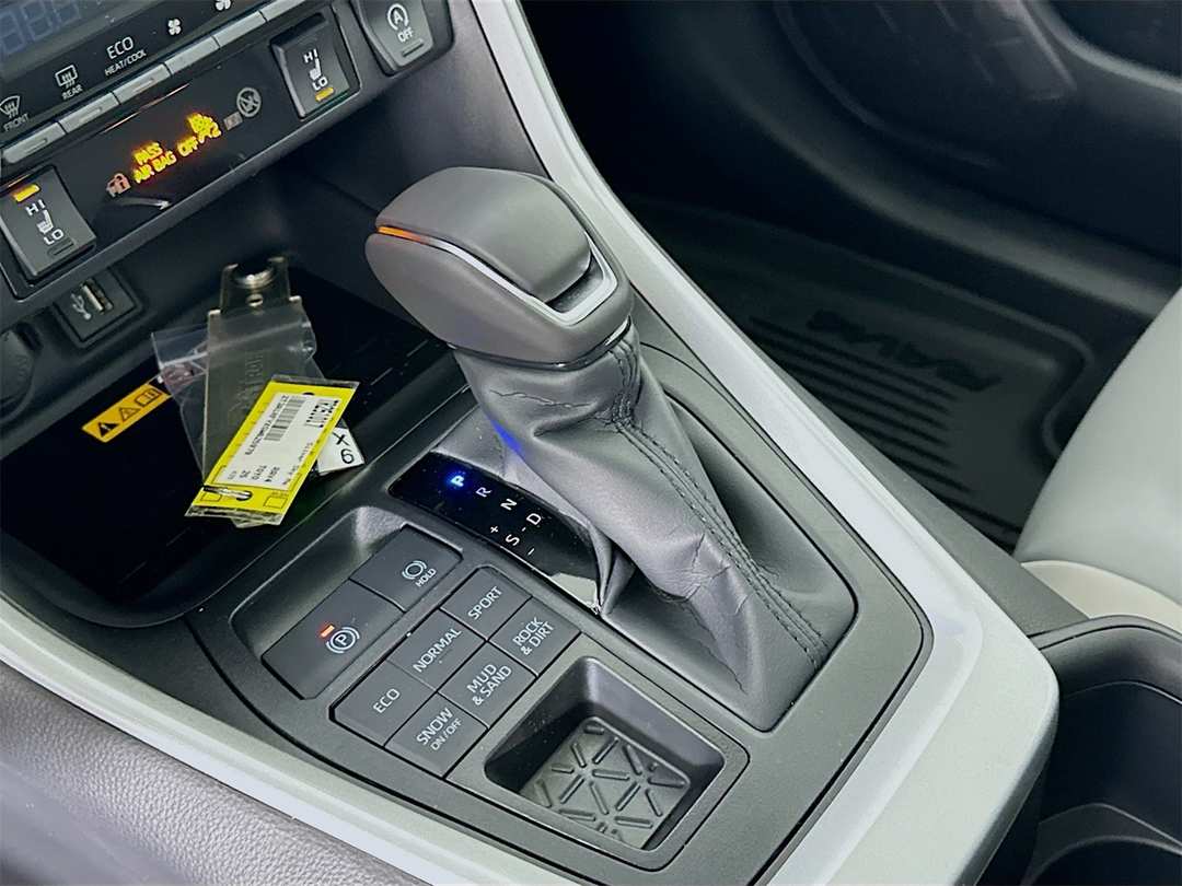 2025 Toyota Rav4 XLE Premium - Image 17