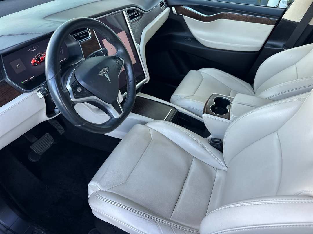 2017 Tesla Model X - Image 9