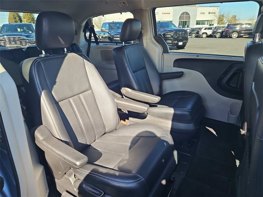 2012 Chrysler Town & Country TouringL - Image 27