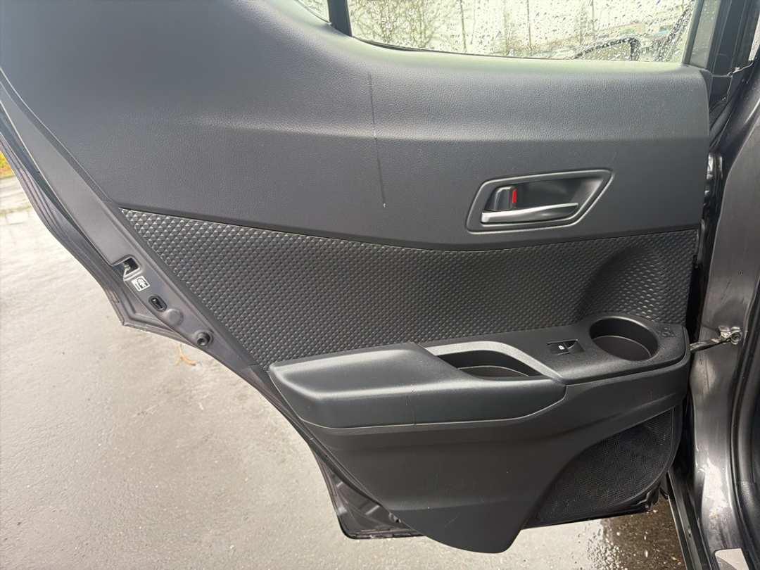 2019 Toyota C-Hr XLE - Image 16