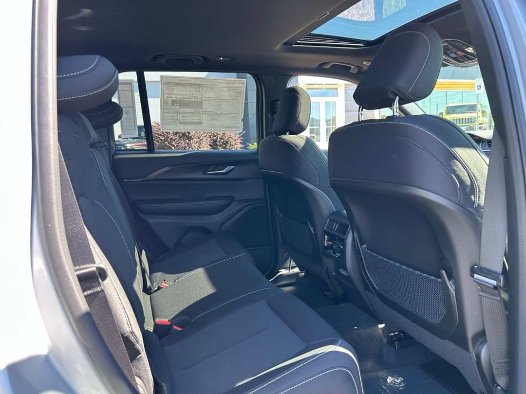 2025 Jeep Grand Cherokee Laredo X - Image 29