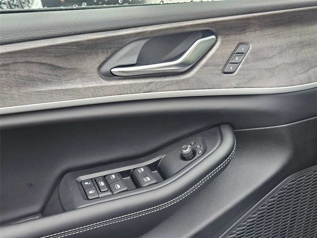 2025 Jeep Grand Cherokee L Limited - Image 11