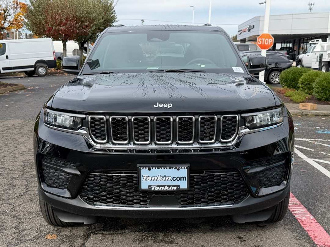 2025 Jeep Grand Cherokee Laredo X - Image 3