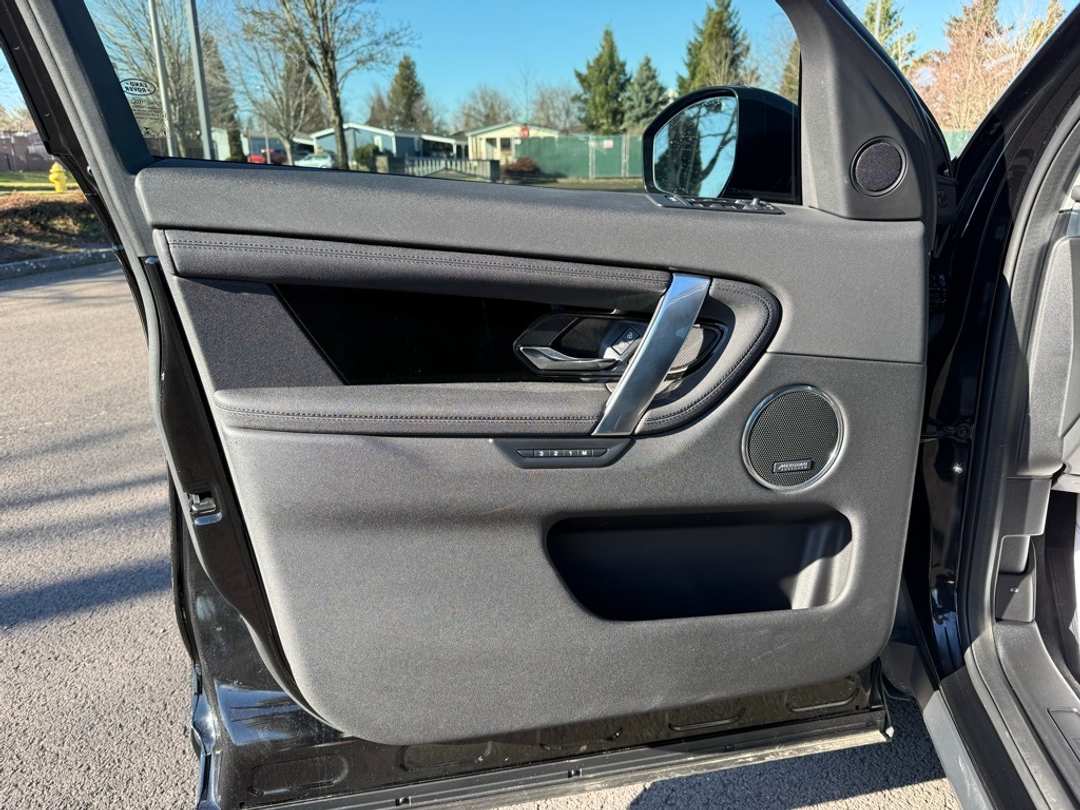 2023 Land Rover Discovery Sport SE - Image 17