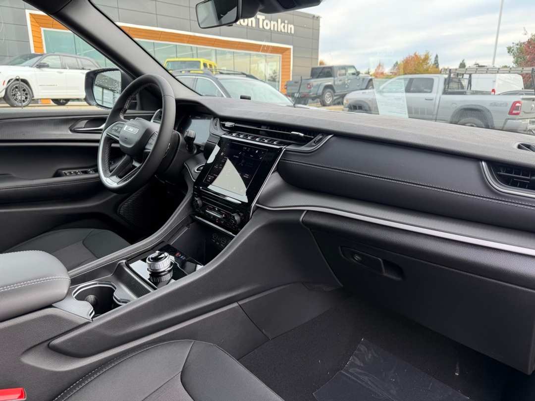 2025 Jeep Grand Cherokee Laredo X - Image 37