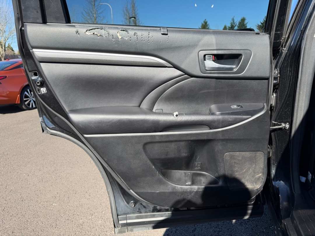 2018 Toyota Highlander SE - Image 29