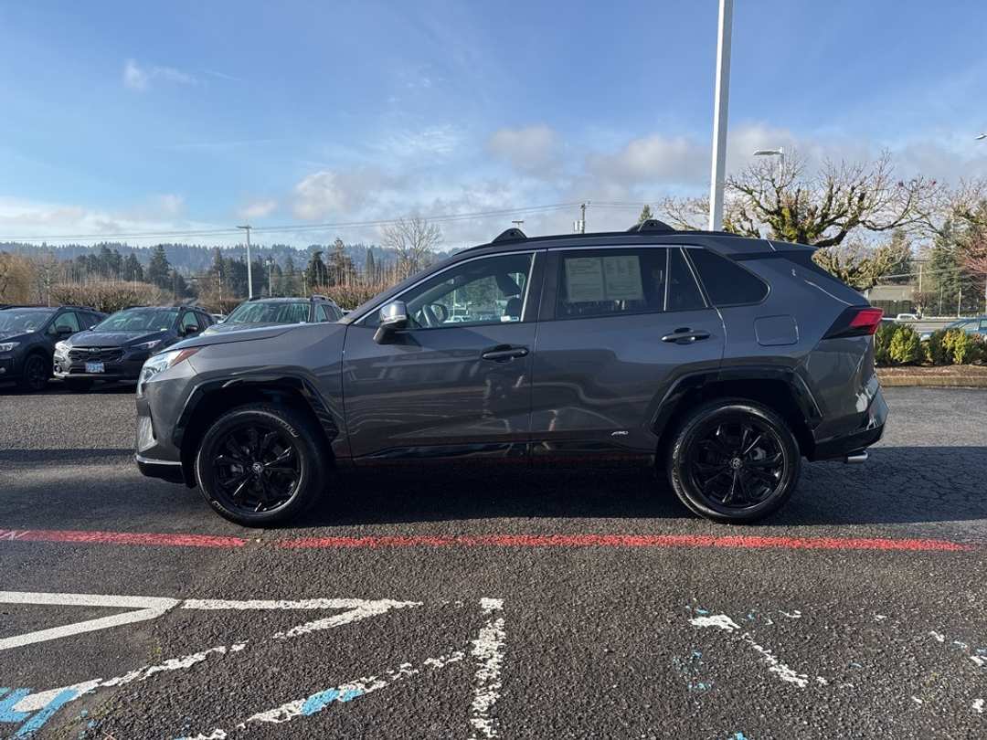 2022 Toyota Rav4 SE - Image 4