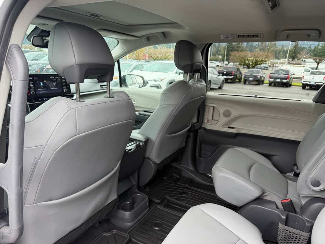 2021 Toyota Sienna XLE - Image 30