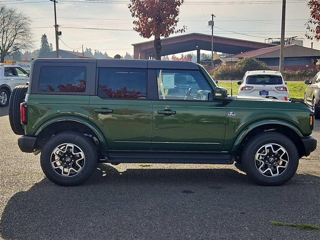 2025 Ford Bronco Outer Banks - Image 6