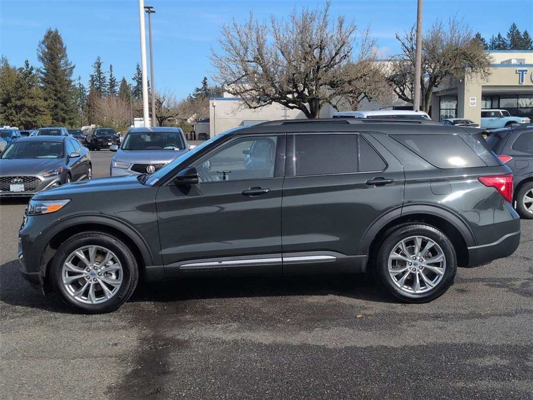 2023 Ford Explorer XLT - Image 2