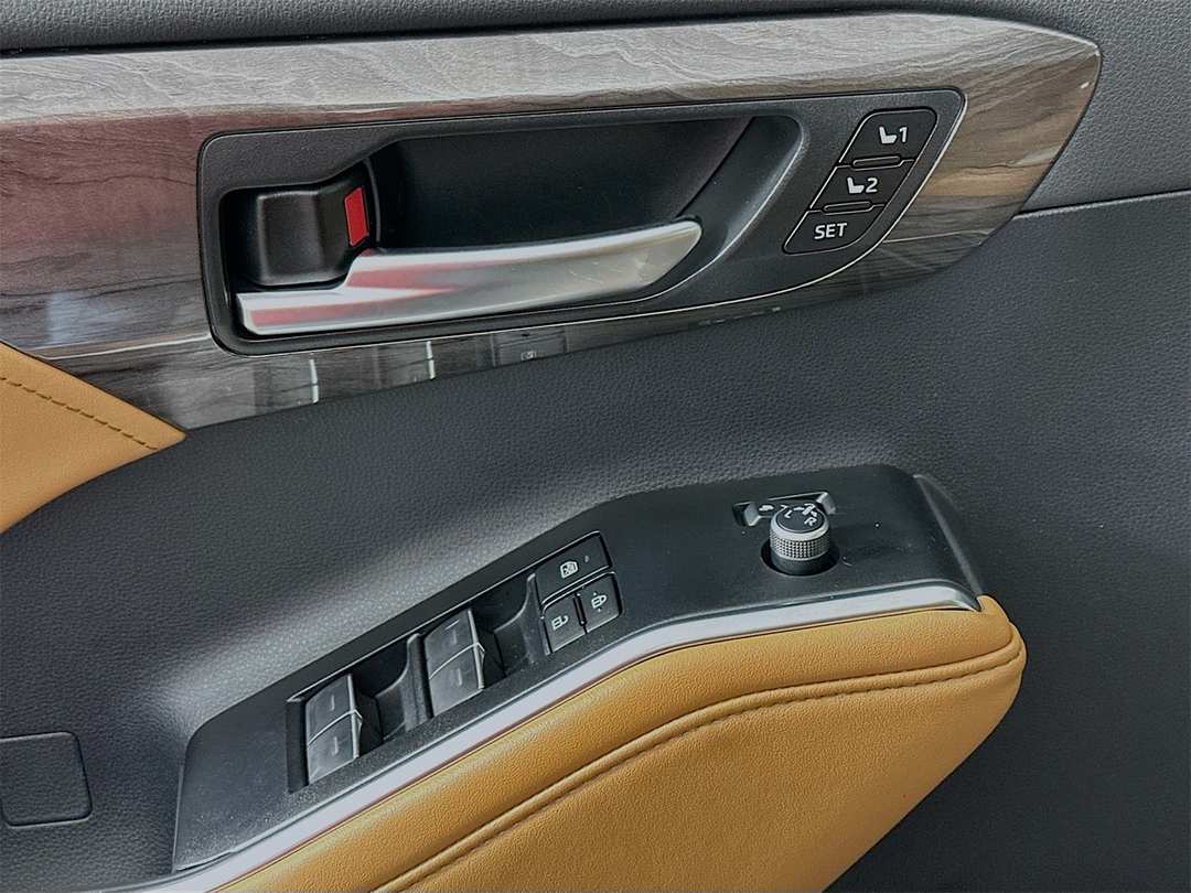 2026 Toyota Highlander Platinum - Image 18