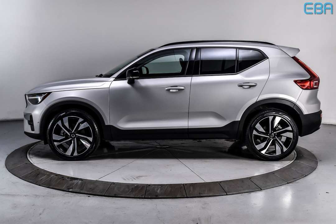 2025 Volvo Xc40 B5 Plus Dark Theme - Image 3