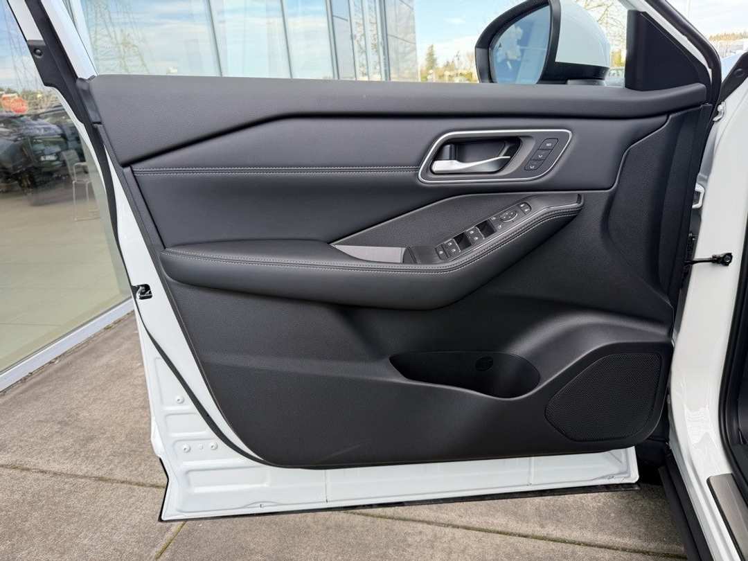 2026 Nissan Rogue Platinum - Image 11