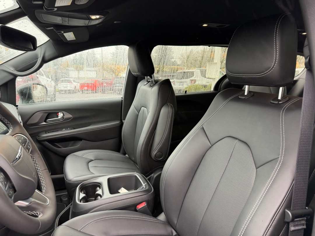 2026 Chrysler Pacifica Select - Image 16
