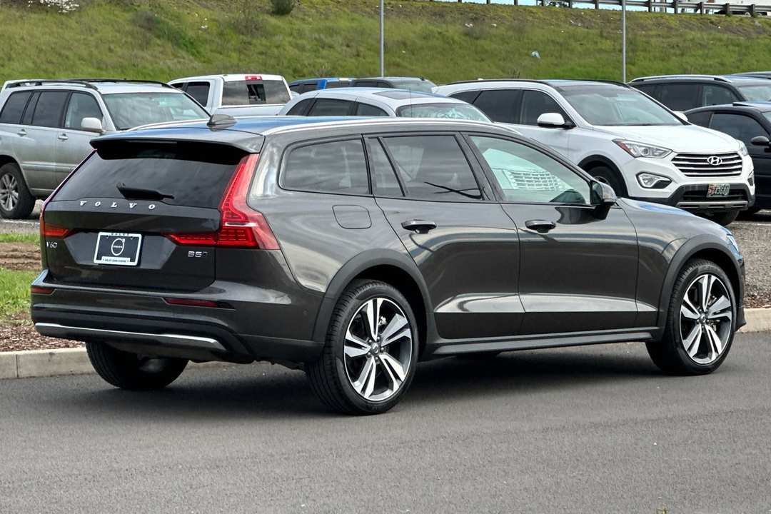 2025 Volvo V60 Cross Country B5 Plus - Image 3