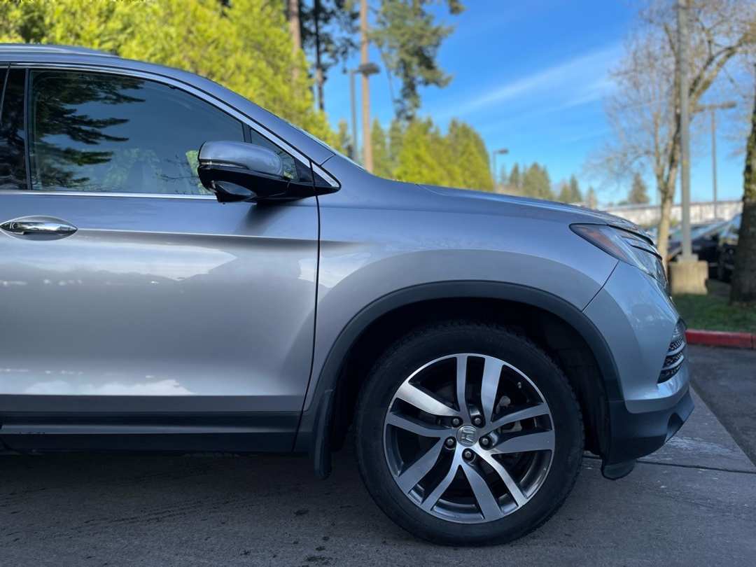 2017 Honda Pilot Touring - Image 2