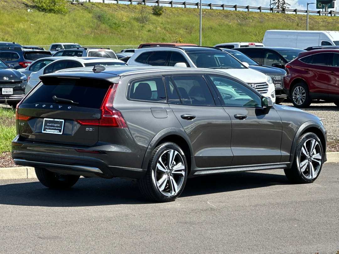 2025 Volvo V60 Cross Country B5 Plus - Image 3