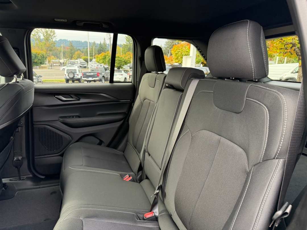 2025 Jeep Grand Cherokee Laredo X - Image 27